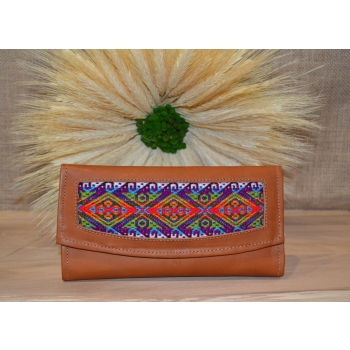 .Portfel duży skórzany brązowy z etnicznym kolorowym haftem .